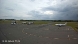 Pojezdová dráha C, benzinová stanice, runway