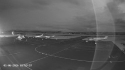 Pojezdová dráha C, benzinová stanice, runway