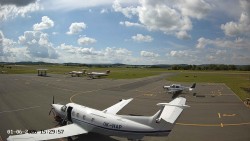 Pojezdová dráha C, benzinová stanice, runway