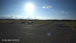Pojezdová dráha C, benzinová stanice, runway