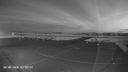 Pojezdová dráha C, benzinová stanice, runway