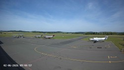Pojezdová dráha C, benzinová stanice, runway