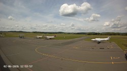 Pojezdová dráha C, benzinová stanice, runway