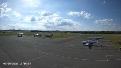 Pojezdová dráha C, benzinová stanice, runway
