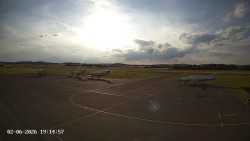 Pojezdová dráha C, benzinová stanice, runway