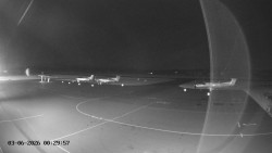 Pojezdová dráha C, benzinová stanice, runway