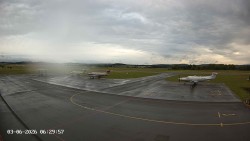 Pojezdová dráha C, benzinová stanice, runway