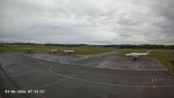 Pojezdová dráha C, benzinová stanice, runway