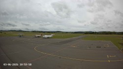Pojezdová dráha C, benzinová stanice, runway