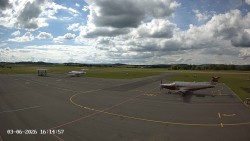 Pojezdová dráha C, benzinová stanice, runway