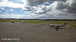 Pojezdová dráha C, benzinová stanice, runway