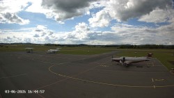 Pojezdová dráha C, benzinová stanice, runway