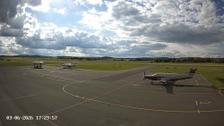 Pojezdová dráha C, benzinová stanice, runway