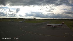 Pojezdová dráha C, benzinová stanice, runway