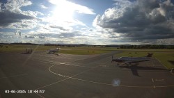 Pojezdová dráha C, benzinová stanice, runway