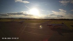 Pojezdová dráha C, benzinová stanice, runway