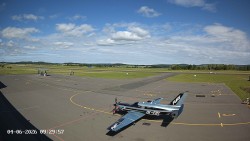 Pojezdová dráha C, benzinová stanice, runway