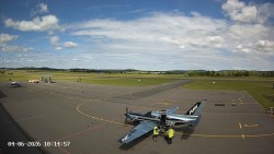 Pojezdová dráha C, benzinová stanice, runway