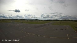 Pojezdová dráha C, benzinová stanice, runway