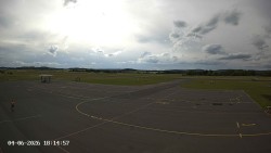 Pojezdová dráha C, benzinová stanice, runway