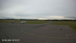 Pojezdová dráha C, benzinová stanice, runway