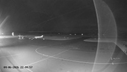 Pojezdová dráha C, benzinová stanice, runway