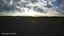 Pojezdová dráha C, benzinová stanice, runway