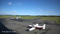 Pojezdová dráha C, benzinová stanice, runway