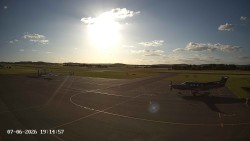 Pojezdová dráha C, benzinová stanice, runway