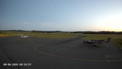 Pojezdová dráha C, benzinová stanice, runway