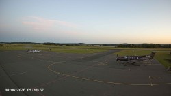 Pojezdová dráha C, benzinová stanice, runway