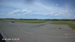 Pojezdová dráha C, benzinová stanice, runway