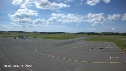 Pojezdová dráha C, benzinová stanice, runway