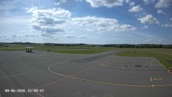 Pojezdová dráha C, benzinová stanice, runway