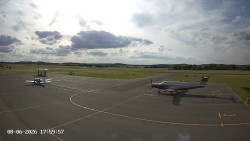 Pojezdová dráha C, benzinová stanice, runway