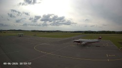 Pojezdová dráha C, benzinová stanice, runway