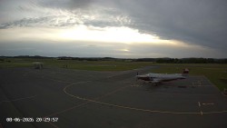 Pojezdová dráha C, benzinová stanice, runway