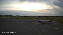 Pojezdová dráha C, benzinová stanice, runway