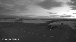 Pojezdová dráha C, benzinová stanice, runway