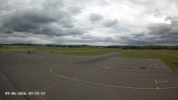 Pojezdová dráha C, benzinová stanice, runway