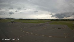 Pojezdová dráha C, benzinová stanice, runway