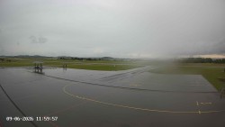 Pojezdová dráha C, benzinová stanice, runway
