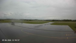 Pojezdová dráha C, benzinová stanice, runway