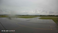 Pojezdová dráha C, benzinová stanice, runway