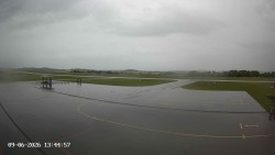 Pojezdová dráha C, benzinová stanice, runway
