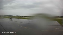 Pojezdová dráha C, benzinová stanice, runway