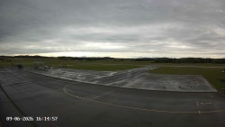 Pojezdová dráha C, benzinová stanice, runway