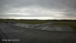 Pojezdová dráha C, benzinová stanice, runway
