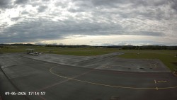 Pojezdová dráha C, benzinová stanice, runway