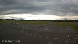 Pojezdová dráha C, benzinová stanice, runway
